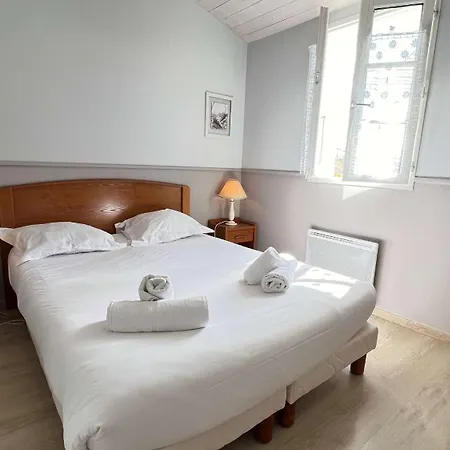 Jolie Maison A Etage Avec Jardin Et Parking Prive فيلة