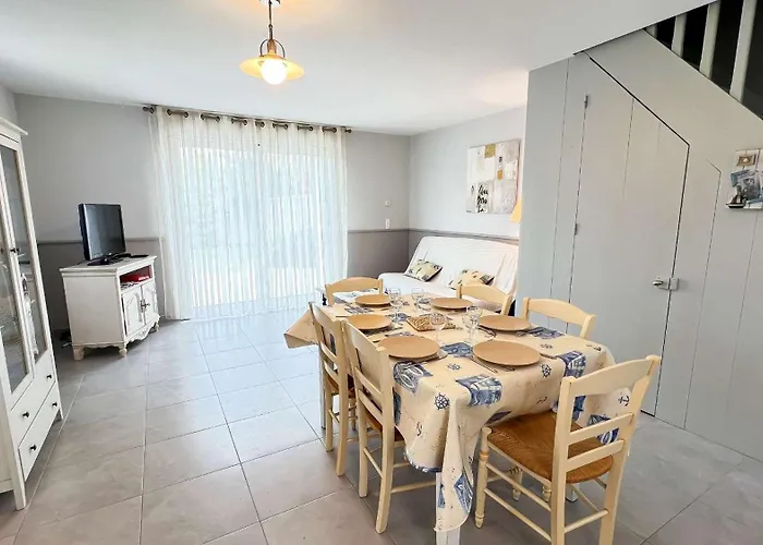 Villa Jolie Maison à étage Avec Jardin Et Parking Privé *