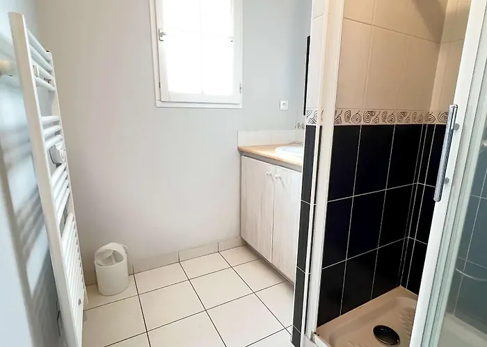 Jolie Maison à étage Avec Jardin Et Parking Privé Villa *